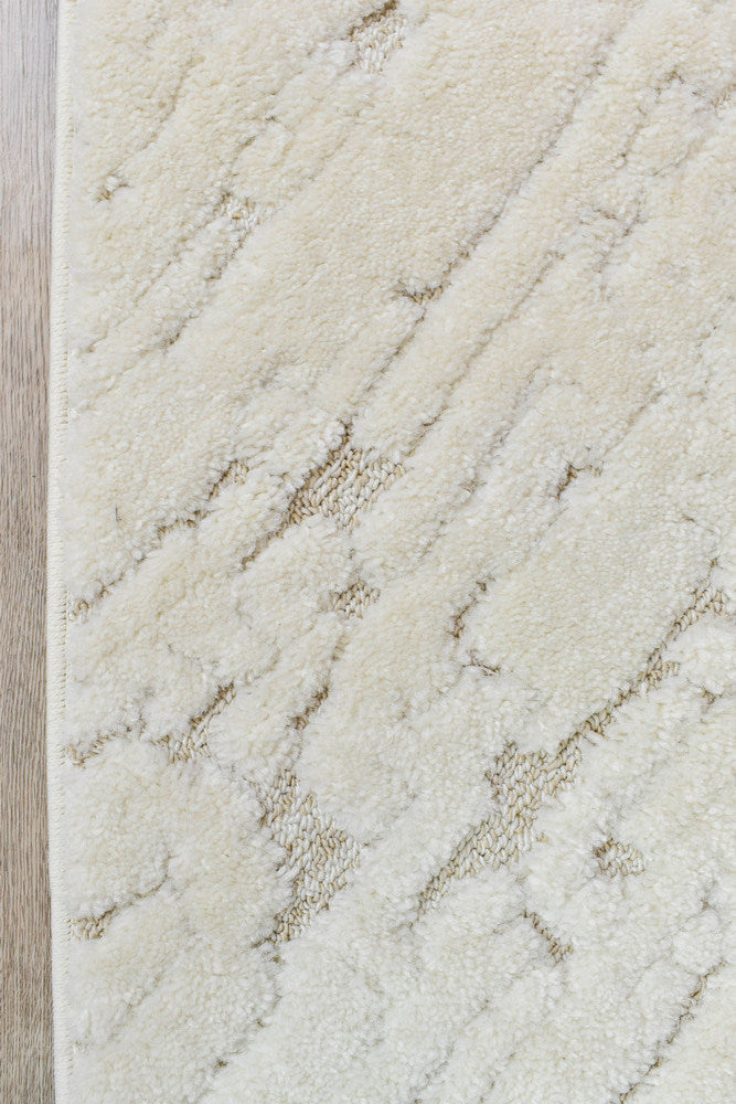 August A1327A Cream Runner